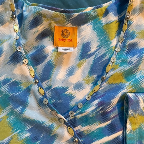 🌺 Ruby Rd. Embellished V Neck Top 🌺 - Picture 4 of 8